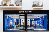 Look at this beautiful front porch at Louis Vuitton store in Marbella 😍 